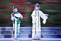 在〈遊園〉一折中，中大校友張靜文（右）飾演杜麗娘，鄒焯茵（左）飾演春香